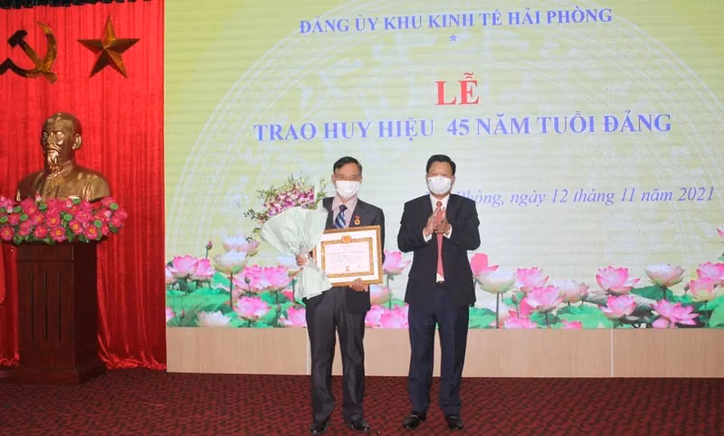 Biểu dương tập thể, cá nhân xuất sắc của Đảng ủy Khu Kinh tế Hải&nbsp;Phòng