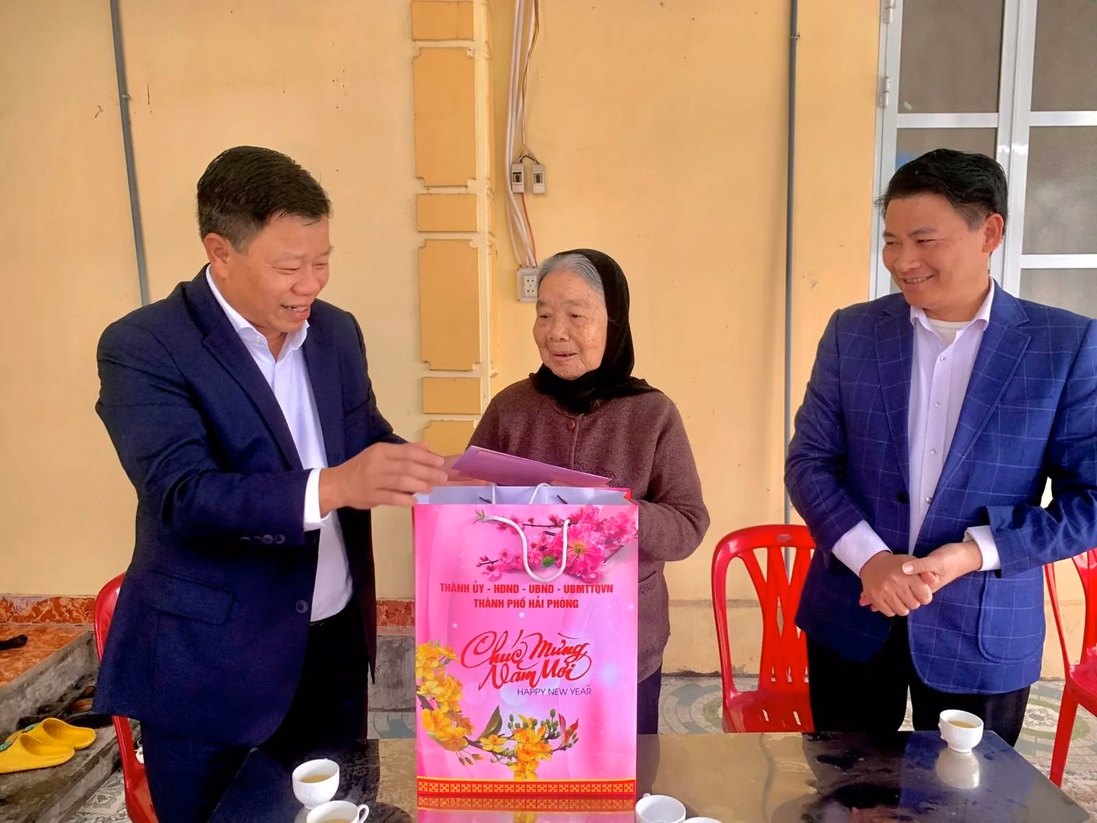 Đồng chí Lê Trung Kiên, Ủy viên Ban thường vụ Thành ủy, Trưởng Ban Quản lý Khu kinh tế Hải&nbsp;Phòng thăm tặng quà, chúc tết người có công , gia đình chính sách huyện An Lão