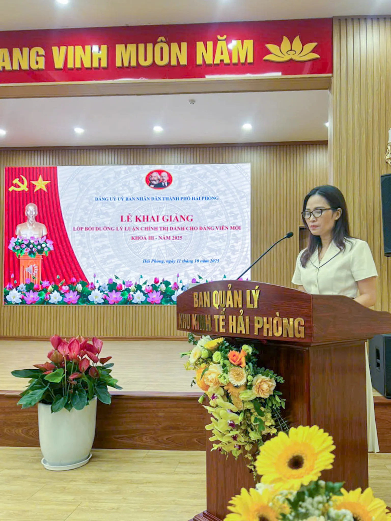 KHAI GIẢNG LỚP BỒI DƯỠNG LÝ LUẬN CHÍNH TRỊ KHÓA III/2025: ĐẢNG ỦY KHU KINH TẾ HẢI PHÒNG KIỆN TOÀN HÀNG NGŨ, NÂNG CAO BẢN LĨNH CÁN BỘ KẾ CẬN